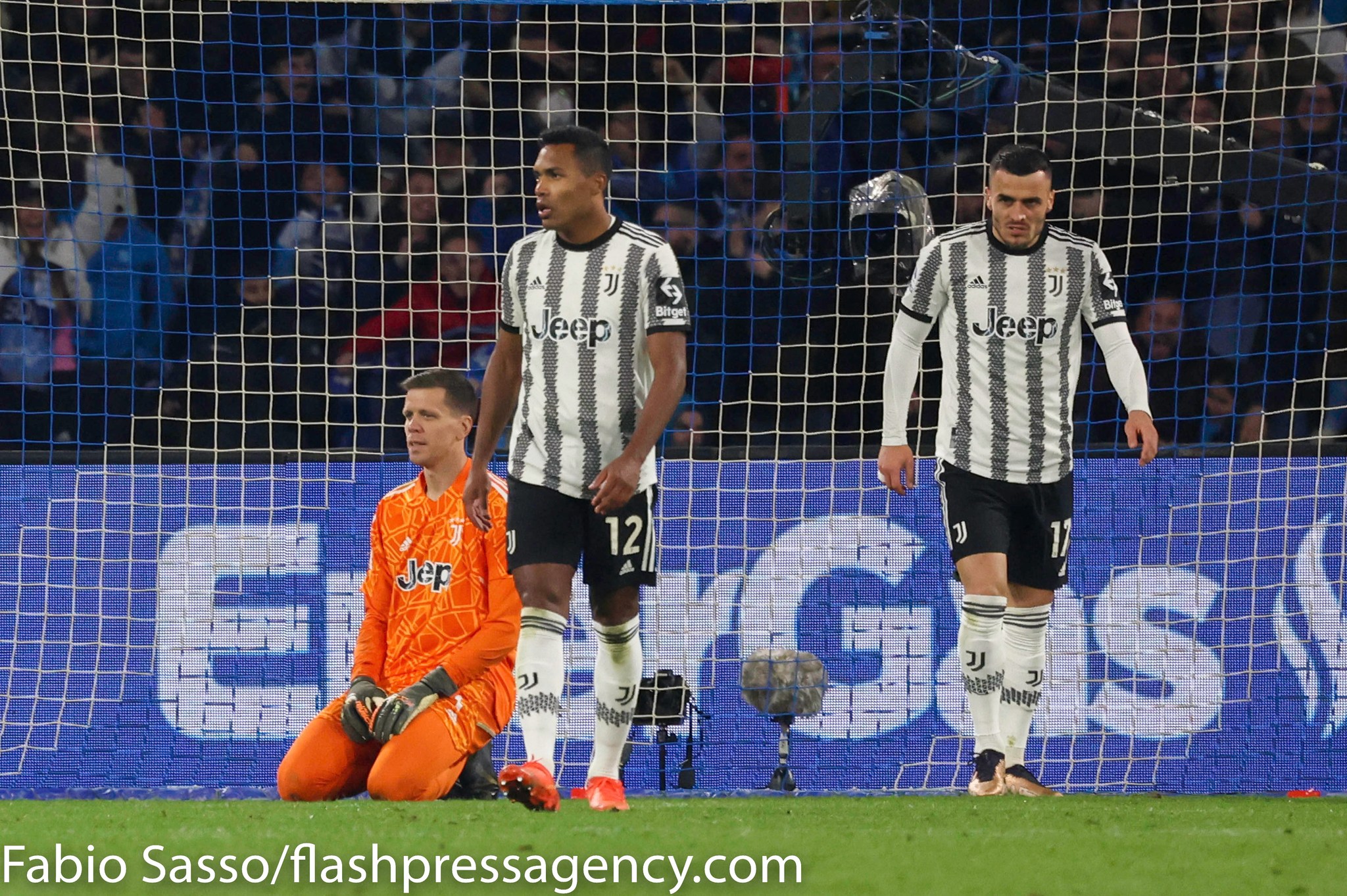 Juventus, Allegri perde pezzi: lungo stop per Alex Sandro